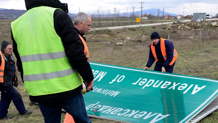 Gesto dobrej vôle voči susednému Grécku - výmena značiek na diaľnici. 