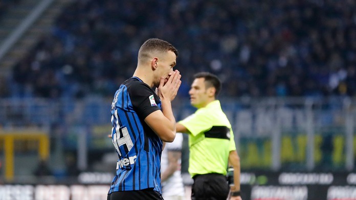 Rozstrieľané auto, v ktorom bol údajný šéf bankomatovej mafie Ján Golis (†42).