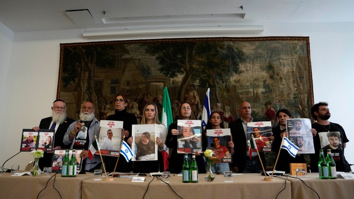 Príbuzní izraelských rukojemníkov zadržiavaných Hamasom pózujú s fotografiami unesených.