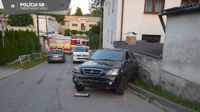 Spôsobil jej viacero zlomenín. Opitý šofér pritlačil chodkyňu o stenu rodinného domu
