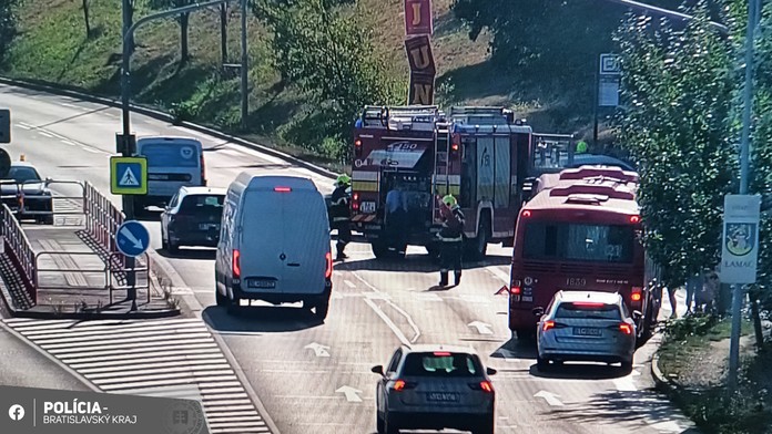 V Lamači vrazilo auto do zastávky MHD. Premávka je obmedzená