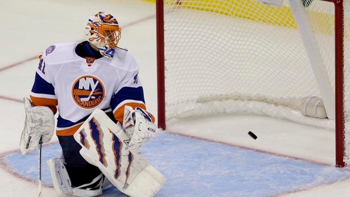 Brankár Jaroslav Halák z New Yorku Islanders dostáva gól.