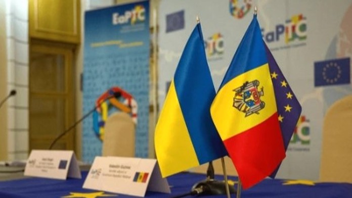 Vlajky Ukrajiny, Moldavska a EÚ. Ilustračná snímka. 