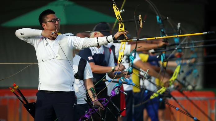 Juhokórejský lukostrelec Kim Woo-Jin počas tréningu.jpg