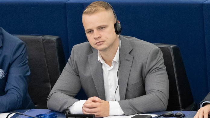 Milan Mazurek vstúpil do frakcie Európa suverénnych národov. Europoslanca za Republiku pôvodne odmietli