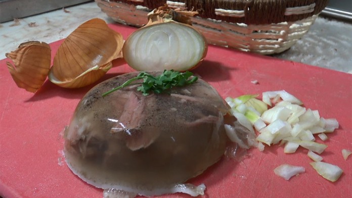 Prichádza čas huspeniny. Viete, aká je najhlavnejšia ingrediencia?