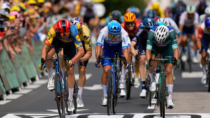 Pedersen ovládol hromadný špurt, Cavendish musel po páde odstúpiť a rekord neprekoná. Sagan mimo top 10