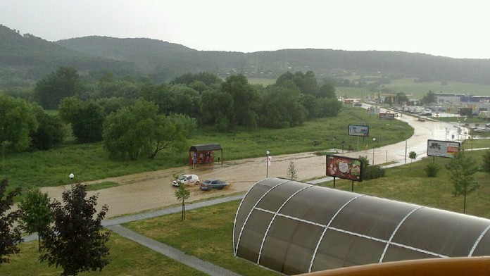 Dážď odstavil aj premávku vo Zvolene.