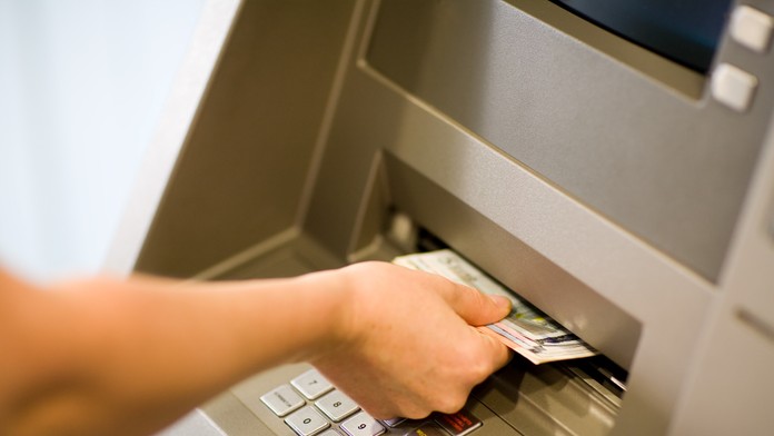 Technická chyba umožnila neobmedzený výber peňazí z bankomatov. Ľudia stihli vybrať desiatky miliónov