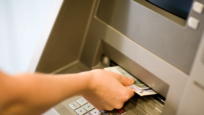 Technická chyba umožnila neobmedzený výber peňazí z bankomatov. Ľudia stihli vybrať desiatky miliónov