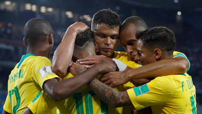 Brazílski hráči oslavujú gól Thiaga Silvu (v strede) v dueli proti Srbsku na MS 2018.