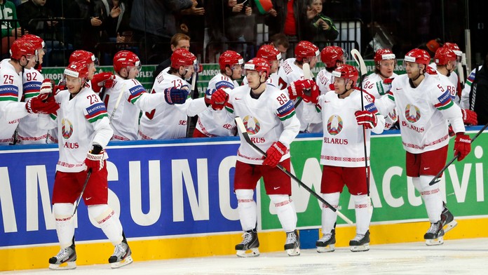 Hokejisti Bieloruska oslavujú gól v zápase so Švajčiarskom na MS 2014.