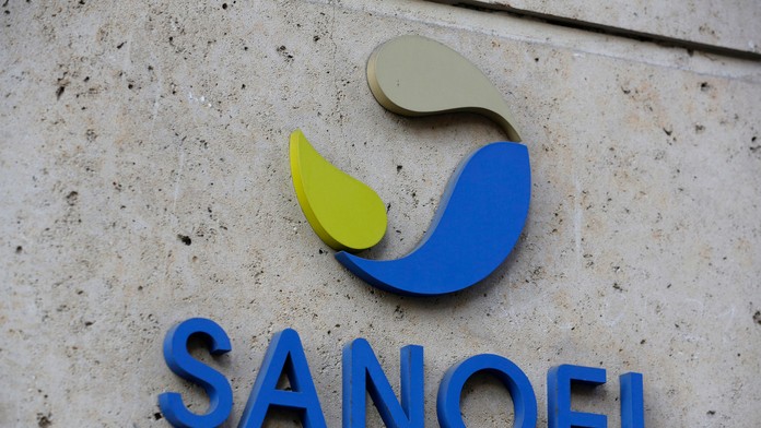 Logo francúzskej farmaceutickej spoločnosti Sanofi na budove sídla v Paríži.