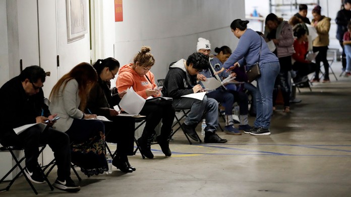 Diviak a jeho mláďatá prechádzajú cez nudistickú pláž pri berlínskom jazere Teufelssee. (7. augusta 2020)