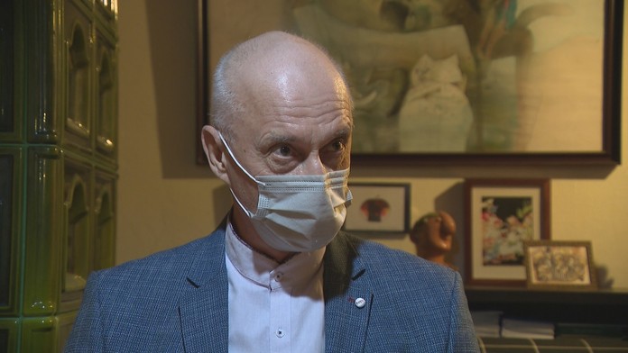 Iracký prezident Barhám Sálih (vľavo) si podáva ruku s pápežom Františkom počas ich stretnutia v prezidentskom paláci v Bagdade.