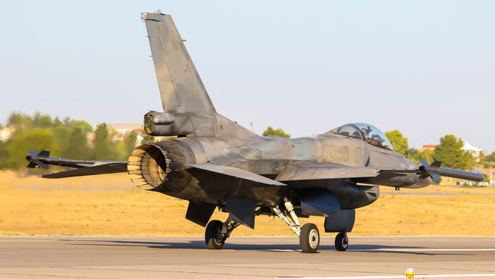 Mužovi uprostred záhrady pristál pilot stíhačky. Katapultoval sa, no stroj letel ďalej