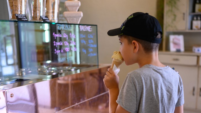 Obrovská ľudskosť majiteľa zmrzlinárne pri Banskej Bystrici. Zdravotne znevýhodneným deťom rozdáva zmrzlinu zadarmo