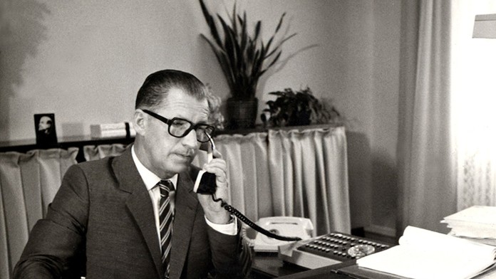 Na archívnej snímke z októbra 1984 je predseda vlády ČSSR Lubomír Štrougal vo svojej pracovni v Prahe.