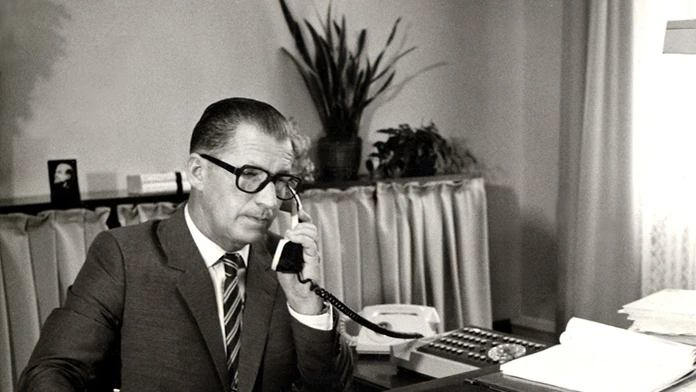 Na archívnej snímke z októbra 1984 je predseda vlády ČSSR Lubomír Štrougal vo svojej pracovni v Prahe.