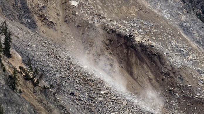 Zosunutá masa skál sa zastavila tesne pred evakuovanou obcou Brienz/Brinzauls.