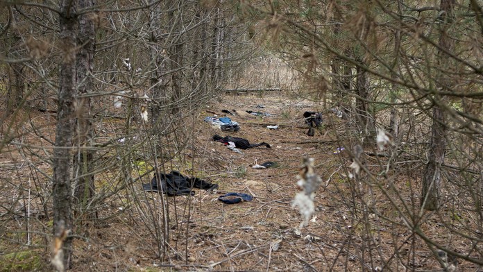 Oblečenie, ktoré za sebou nechali imigranti v lesoch v okolí obce Ásotthalom. 