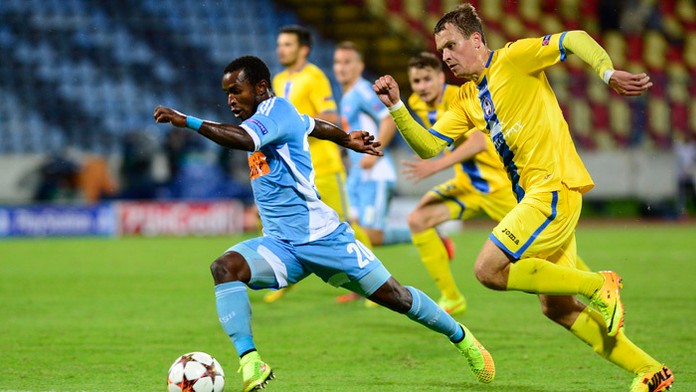 Na archívnej snímke Seydouba Somah (Slovan) a vpravo Denis Poljakov (Borisov) v prvom zápase play off LM