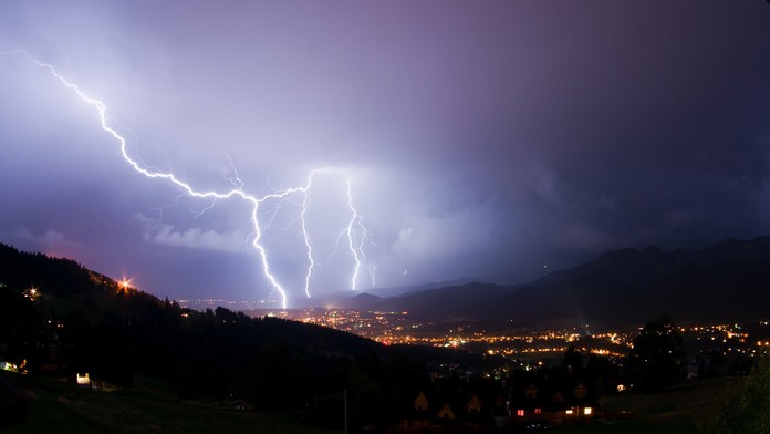 Donald Walsh ukazuje zranenia, ktoré mu spôsobil žralok.