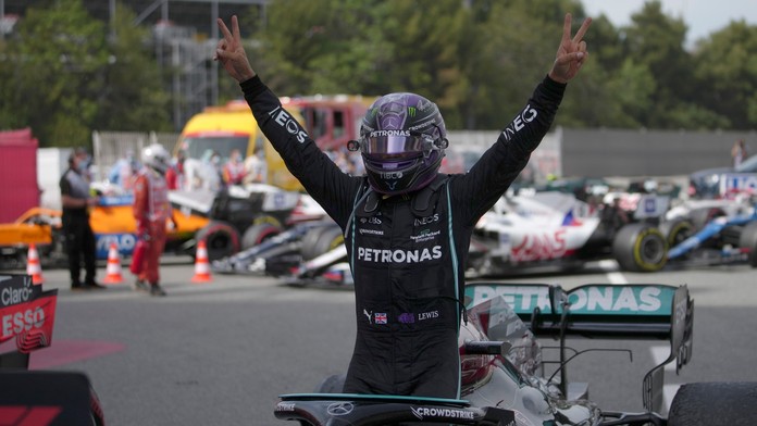 Lewis Hamilton na Mercedese sa teší po triumfe na Veľkej cene Španielska.