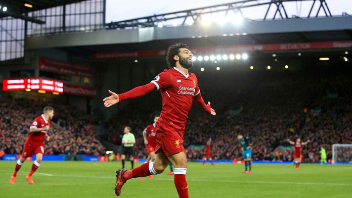 Diego Godín (vľavo) a Juanfran z Atlética bránia v madridskom derby Toniho Kroosa (v strede) z Realu.