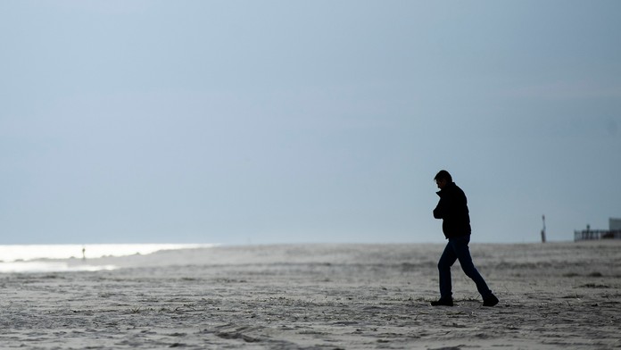 Medveď liezol na balkón