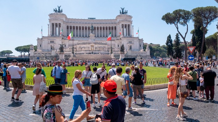 Na niektorých miestach v Taliansku budú povinné rúška celé leto