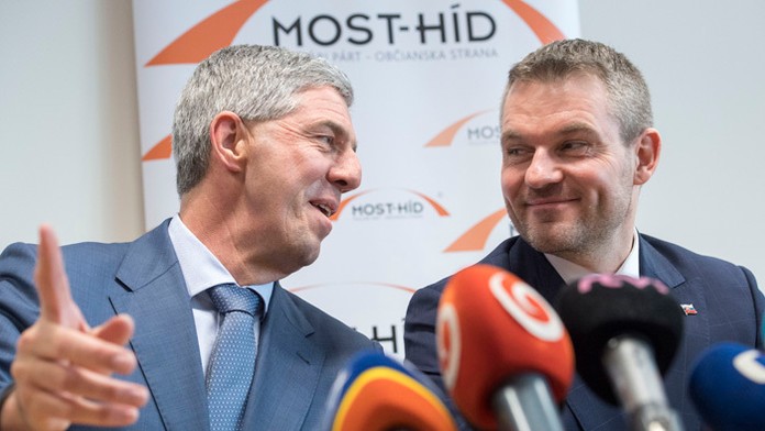Dezignovaný premiér Peter Pellegrini a predseda strany Most-Híd Béla Bugár. 