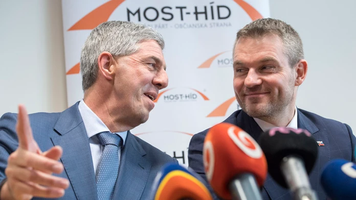 Dezignovaný premiér Peter Pellegrini a predseda strany Most-Híd Béla Bugár. 