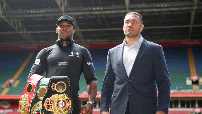 Anthony Joshua (vľavo) a Kubrat Pulev.