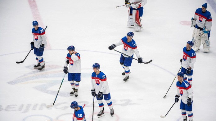 Slovenskí hokejisti odchádzajú z ľadu po s Fínskom na ZOH 2022.