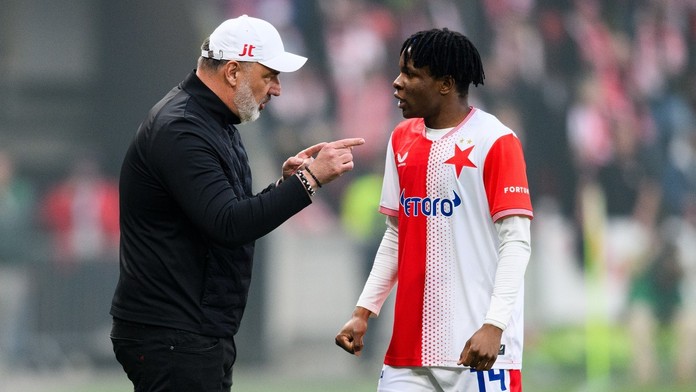 Päť červených kariet v troch stretnutiach. Slavia prehrala prvý zápas v sezóne a nabila Sparte