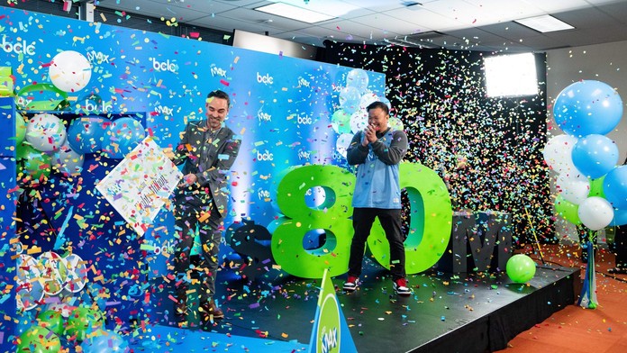 Pri preberaní šeku sa neubránil slzám. Chudobný muž vyhral rekordný jackpot