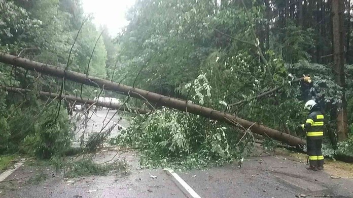 Poľskom sa prehnali silné búrky, vyžiadali si dve obete