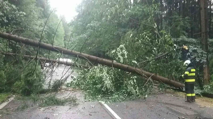 Búrky hrozia aj počas piatka. Prečítajte si, na ktorých miestach udrú najviac
