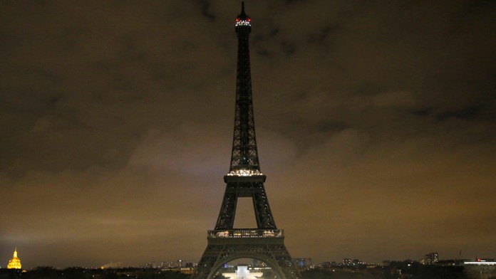 Na pamiatku obetí teroristického útoku v petrohradskom metre vypli osvetlenie Eiffelovej veže v Paríži.