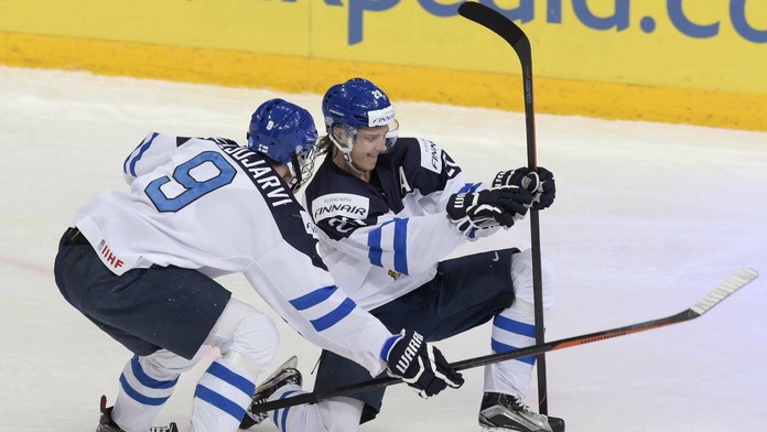 Sebastian Aho (vpravo) oslavuje so spoluhráčom Jessem Puljujärvim gól na MSJ 2016.