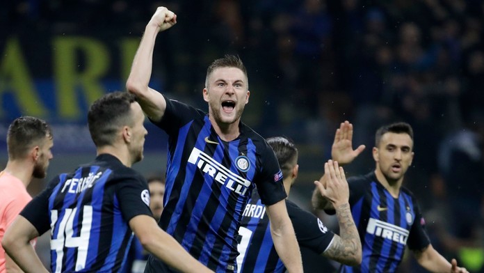 Milan Škriniar oslavuje so spoluhráčmi gól do siete Barcelony.