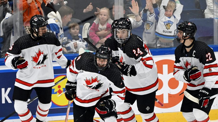 Kanadský hokejista Gavin McKenna (uprostred) sa teší z vyrovnávajúceho gólu.
