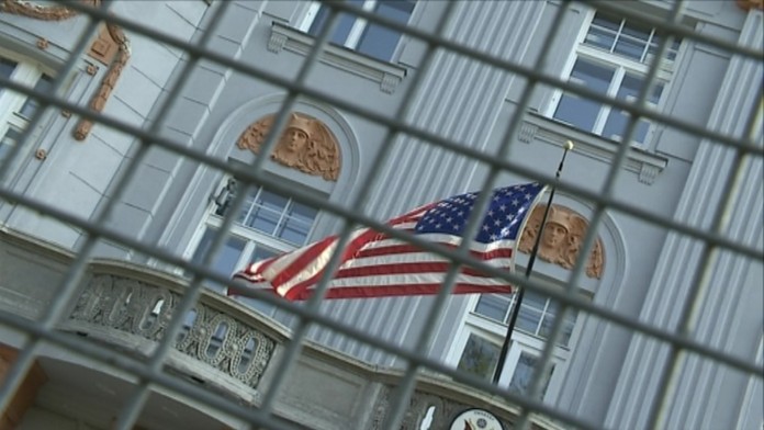 Plot pred americkou ambasádou