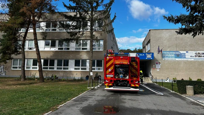 Počas vyučovania sa spod strechy školy v Prešove začal šíriť dym. Žiaci počuli aj veľkú ranu