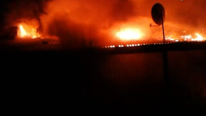 Rozsiahly požiar v osade v Leviciach.