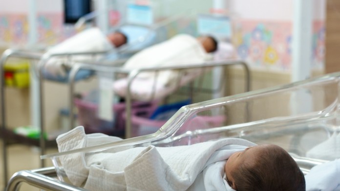 Češka odmietla cisársky rez a porodila doma. Dieťa mesiac na to zomrelo