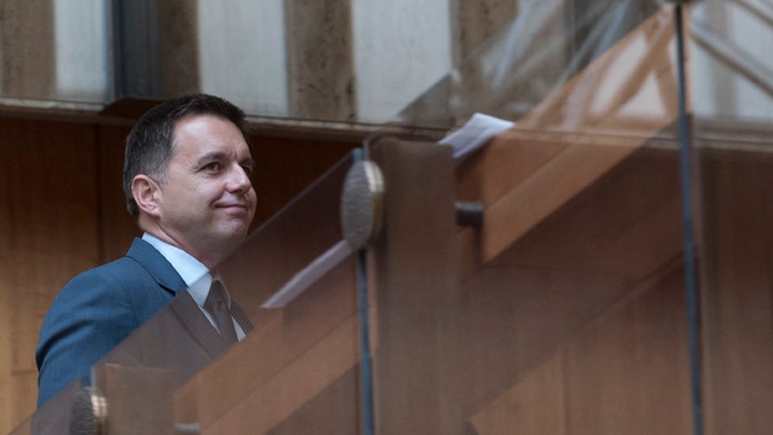 Šťastná nevesta hádže kyticu.