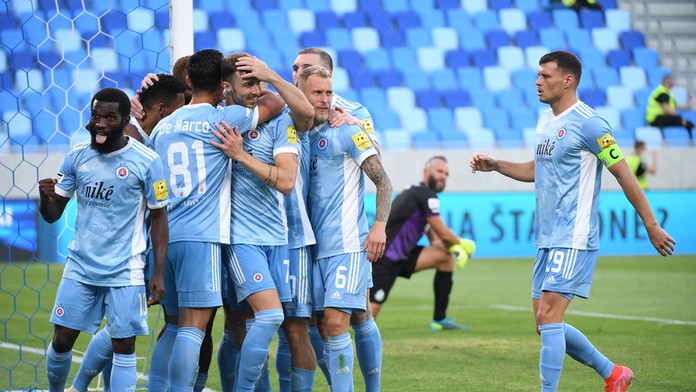 Na snímke gólová radosť hráčov Slovana