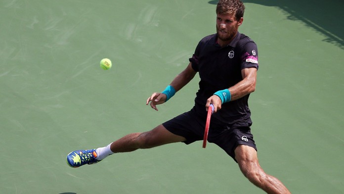 Slovenský tenista Martin Kližan returnuje proti Francúzovi Jeremy Chardymu.